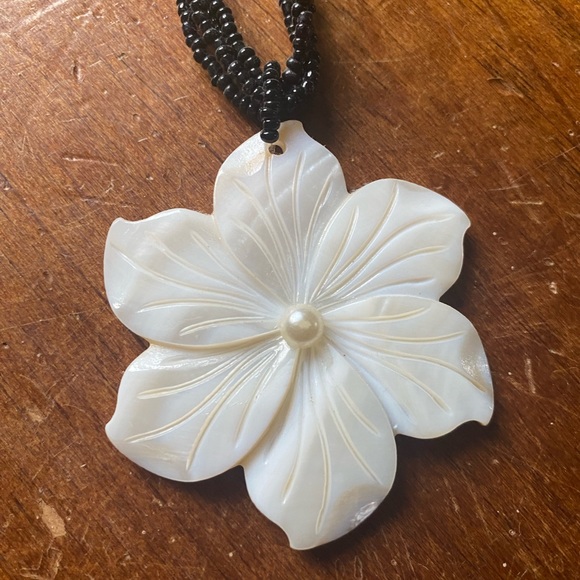 Flower necklace - Picture 2 of 4